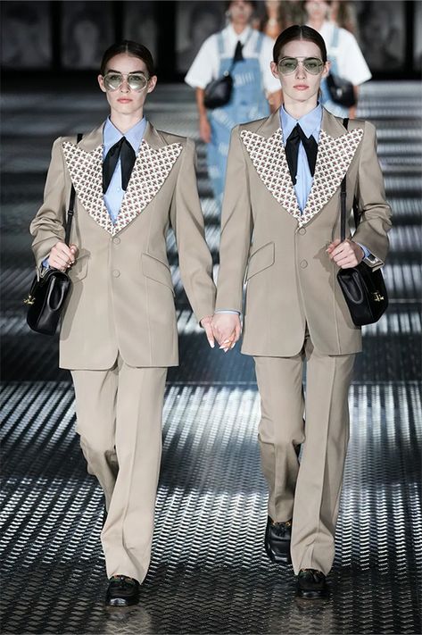 Gucci Spring 2023, Milan Fashion Week Runway, Gucci Suit, Cut Blazer, Zapatos Mary Jane, Gucci Spring, Extraordinary Women, Spring Summer 2023, Gucci Fashion