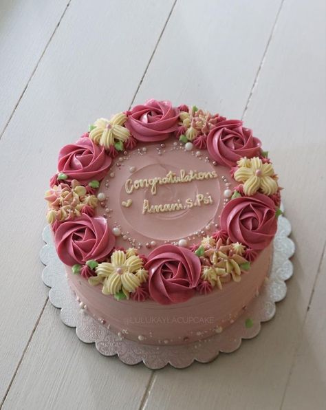 Simple Round Cake Designs, Rosette Cake Ideas, Round Cake Designs, Elegant Sheet Cake Designs, Bolo Blaze, Cake Frosting Designs, Simple Birthday Cake Designs, Round Birthday Cakes, Tårta Design