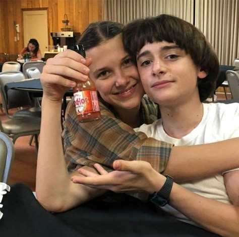 Millie Bobby Brown Noah Schnapp stranger things season 3 cast bts Stranger Things Season 3, Stranger Things 3, Stranger Things Kids, Stranger Things Actors, Noah Schnapp, Casting Pics, Stranger Things Tv, Stranger Things Characters, Cast Stranger Things