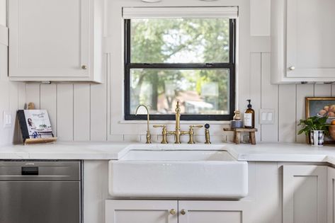 Beautiful DIY Shiplap Backsplash - Crystel Montenegro Home Painting Window Frames Black, Vertical Shiplap Kitchen, Painting Window Frames, Painted Window Frames, Modern Shaker Kitchen, Vertical Shiplap, Shiplap Kitchen, Cast Iron Sink, Installing Shiplap