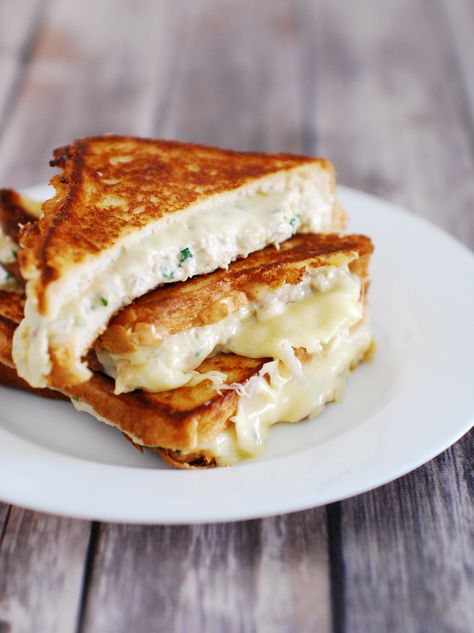 Grilled cheese chicken sandwich. Step by step pictures of making chicken mayo sandwich with grilled cheese. A good breakfast, brunch, snack recipe. Cheese Chicken Sandwich, Chicken Mayo Sandwich, Chicken Mayo, Sandwich Chicken, Grilled Chicken Sandwich, Monte Cristo Sandwich, Making Grilled Cheese, Appetizer Sandwiches, Fast Food Places