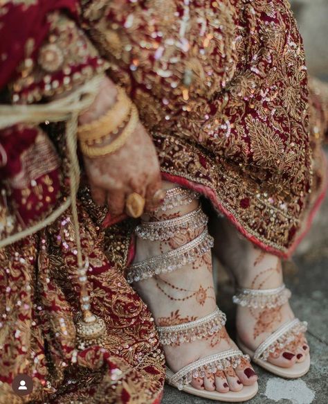 Desi Wedding Shoes, Bridal Shoes Aesthetic, Indian Bridal Footwear, Wedding Jewelry Pakistani, Indian Wedding Heels, Bridal Footwear Indian Wedding Shoes, Pakistani Heels, Bridal Footwear Indian, Bridal Heels Indian