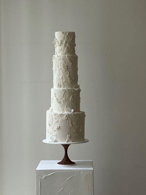 It takes hours and hours of hard work to create a wedding dress. This cake took a lot of work too. Each and every detail is handmade combining fondant, wafer paper, right down to edible sequins. Inspired by the thousands of artisans who work so tirelessly and bring so much skill, craft and labour to every creation. Pearl Wedding Cake, Wedding Cake Minimalist, Concrete Wedding Cake, Wafer Paper Cake, Extravagant Wedding Cakes, Wedding Cake Pearls, Pearl Cake, Fondant Wedding Cakes, Dream Wedding Cake