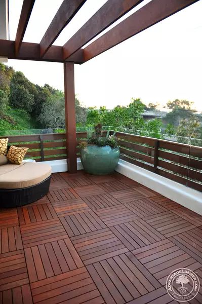 Modern Balcony Design, Ipe Deck, Terrace Tiles, Deck Flooring, Balcony Design Ideas, Modern Balcony, Terrace Decor, Rooftop Terrace Design, Wooden Deck