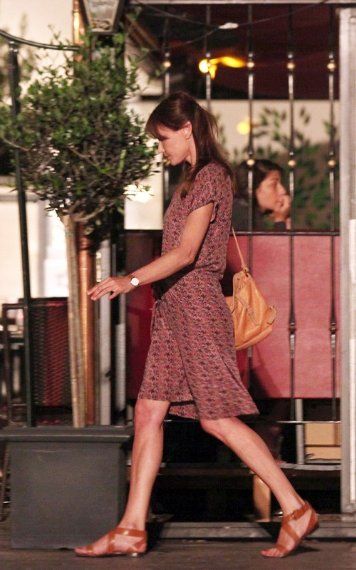 Carla Bruni sandals Carla Bruni Street Style, Carla Bruni Style, Timeless Wardrobe Essentials, Green Rain Boots, Euro Chic, Style Inspiration Spring Summer, Summer Uniform, Carla Bruni, Daily Fashion Inspiration