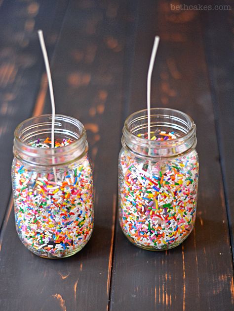 DIY Funfetti Candles Diy Sprinkle Candle, Diy Funfetti Candle, Sprinkles Candle, Diy Sprinkles, Candles Diy, Astuces Diy, Cadeau Diy, Homemade Candles, Mason Jar Crafts