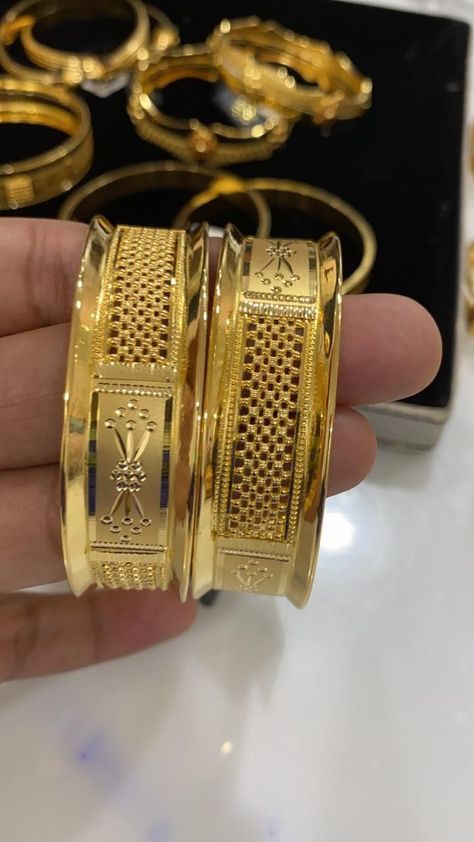 Stack Bangles, Gold Kangan, Indian Gold Necklace Designs, Designs Aesthetic, Expensive Wedding, Wedding Bangles, Gold Bangles For Women, Aesthetic Wedding, Gold Bangle Set