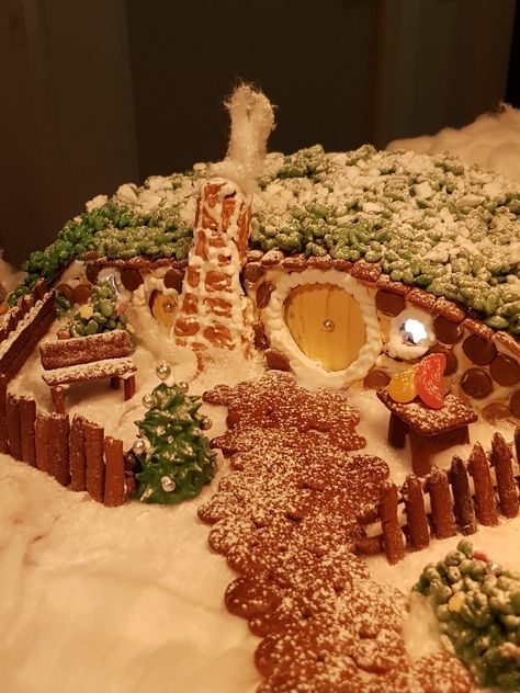 Hobbit Gingerbread House, Gingerbread Forest, Gingerbread Ideas, Gingerbread House Designs, Gingerbread House Decorations, Hobbit House, House Decorations, Gingerbread Houses, House Designs