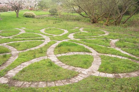 Celtic knot garden - I love the idea of doing something like this, with herbs planted in the different sections. Knot Garden, Labyrinth Garden, Irish Garden, Magical Garden, Doing Something, Garden Structures, Planting Herbs, Garden Spaces, Garden Paths