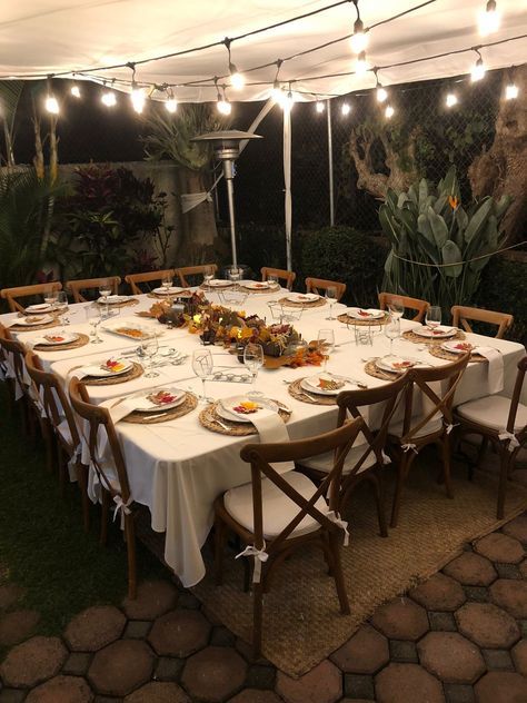 Backyard Dinner Wedding, Civil Wedding Dinner Table Settings, Small Backyard Wedding Table Set Up, Outdoor Christmas Dinner Table, Table Cloth Ideas Party, Backyard Tent Decorating Ideas, Thanksgiving Dinner Outside, Civil Wedding Reception Simple, Diy Backyard Dinner Party Ideas