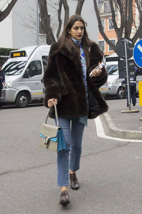 Fur Scarf Outfit, Milan Winter, Scarf Outfit, Fashion Goals, Happy Fashion, Pants Outfits, Cute Winter Outfits, Street Look, Fashion Week Street Style