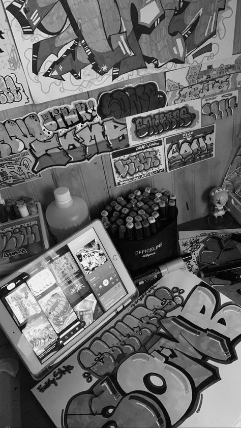 Graffiti Room, Graffiti Books, Graffiti Wallpaper Iphone, Roman Sculpture, Y2k Wallpaper, Graffiti Style Art, Graffiti Wallpaper, Hip Hop Art, Graffiti Drawing