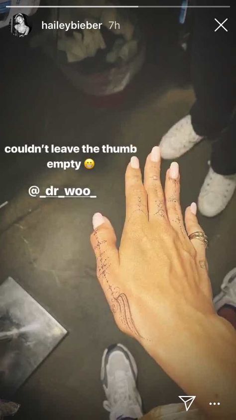 Hailey Bieber Finger Tattoos, Hailey Bieber Hand Tattoo, Hailey Bieber Tattoo, Bieber Tattoos, Unique Tattoos Black Women, Justin Bieber Tattoos, Many Tattoos, Side Hand Tattoos, G Tattoo