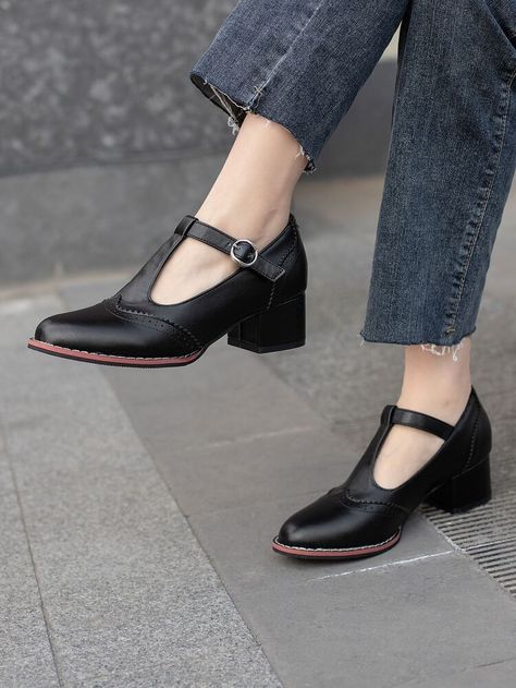 Formal Closed Shoes Women, How To Wear Mary Jane Shoes Outfit, Winter Shoes For Women Work, Classy Black Shoes, Business Professional Shoes, Brown Mary Jane Shoes, Brown Mary Janes, Heeled Pumps, Classy Shoes