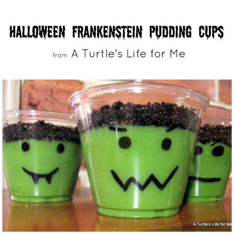 These Halloween pudding cups could not be easier to make! Halloween Food Crafts, Halloween Treats To Make, Postres Halloween, Recetas Halloween, Easy Halloween Party, Kid Friendly Halloween, Classroom Treats, Halloween Treats Easy, Pudding Cups