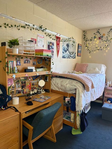 dorm room inspo cozy pink dorm room inspo cozy dorm decor inspo cozy college dorm inspo cozy blue dorm room inspo minimalist cozy college dorm room inspo cozy Colorful College Dorm, Cozy Dorm Decor, Realistic Dorm Room, Collage Dorm Ideas, Room Inspo Minimalist Cozy, Uni Room Inspo, Eclectic Dorm Room, Fun Dorm Room, Room Inspo Minimalist