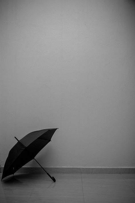 Black Umbrella Aesthetic, Umbrella Aesthetic, Umbrella Photography, Black Umbrella, Guilty Gear, Pandora Hearts, Minimalist Photography, Perfect Weather, Black And White Aesthetic