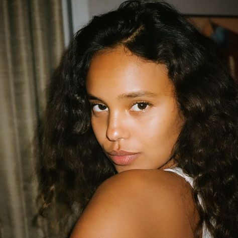 Alisha Boe, Glossy Makeup, I Believe In Pink, Girl Boss Motivation, Cute Poses For Pictures, Lucky Girl, Makeup Set, Clear Skin, Curly Hair