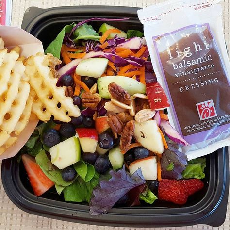 8 Vegan Chick-fil-A Menu Items You Didn't Know About Vegetarian Fast Food Options, Vegan Options At Restaurants, Fast Food Vegan, Vegan 101, Vegan Fast Food Options, Vegan Starters, Best Fast Food, Vegan Fast Food, Classic Thanksgiving