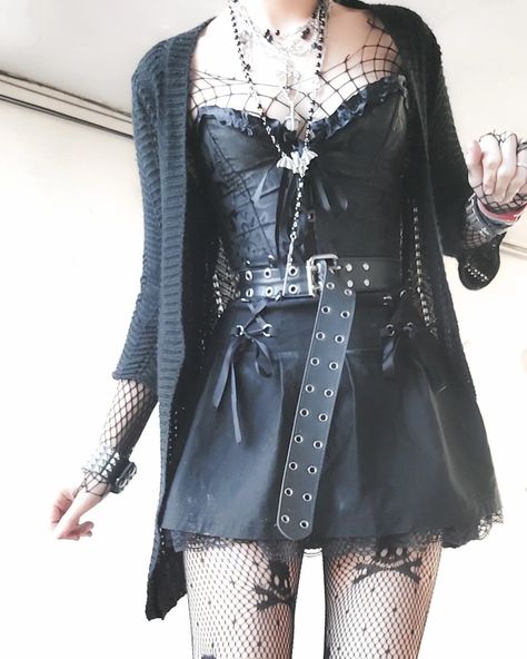 Goth Corset Aesthetic, Goth Fem Outfits, Victorian Corset Outfit, Fem Goth Outfits, Black Corset Outfit Goth, Alt Corset Outfit, Goth Looks Outfits, Corset Outfit Goth, Victorian Goth Outfits