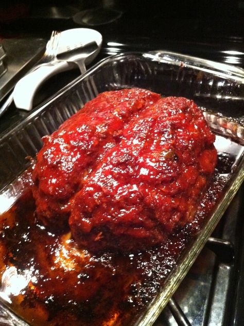 Brain shaped meatloaf. Perfect with a bloody Mary for Halloween or The Walking Dead season premier night. That's a new tradition in our house ;) Brain Meatloaf, Meatloaf Halloween, Monster Meatloaf, Fun Halloween Party Food, Halloween Appetizers Easy, Spooky Dinner, Creepy Halloween Food, Recetas Halloween, Halloween Food Dinner