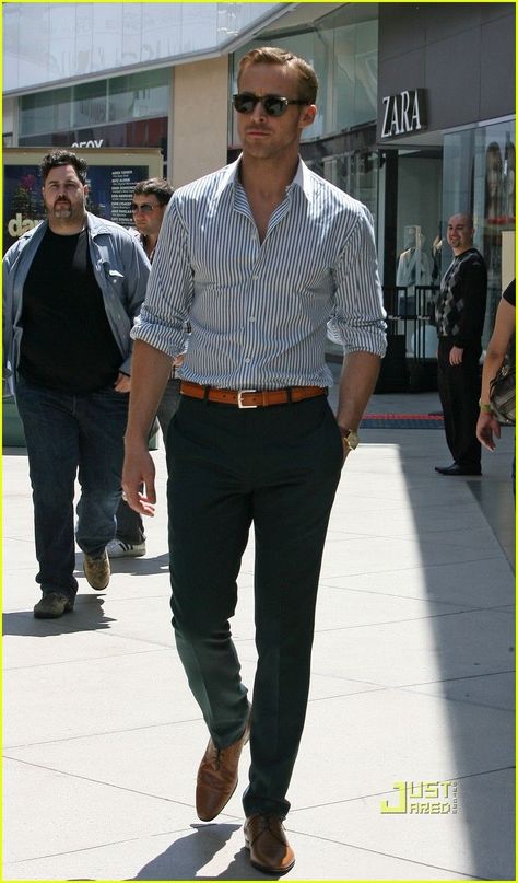 Ryan gosling. Ps. MEN MUST LEARN FROM HIM! he's looks great & his outfit is so simple. key=tailored Outfit Hombre Casual, Business Casual Outfits For Men, Business Casual Outfit, Mens Business Casual Outfits, Райан Гослинг, Ryan Guzman, Smart Casual Men, Mens Fashion Smart, Business Casual Outfits For Work