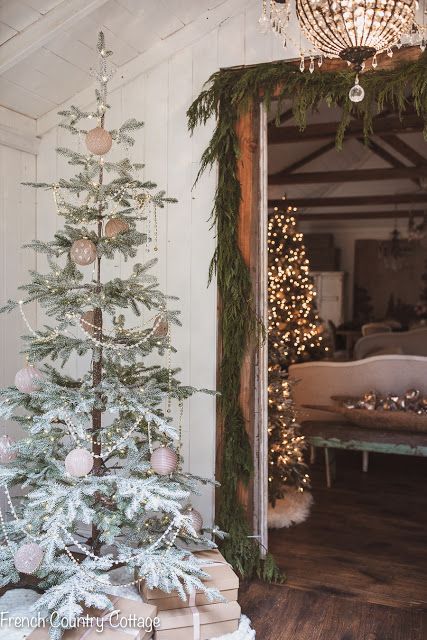 French Farmhouse Christmas, Natal Natural, Christmas Queen, Holiday House Tours, Country Christmas Trees, French Country Christmas, Christmas Tree Wallpaper, Christmas House Lights, French Christmas