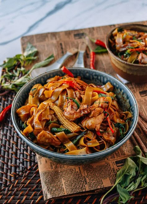 Drunken Noodles (Pad Kee Mao) by thewoksoflife.com Pad Kee Mao Recipe, Noodle Sauce, Pad Kee Mao, Noodles Spicy, Drunken Noodles, Salad Pasta, Asian Noodles, Thai Basil, Thai Dishes