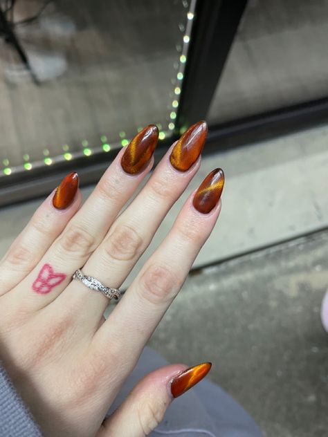 Almond Style Nails Fall, Cateye Fall Nails 2024, Almond Shape Thanksgiving Nails, Amber Colored Nails, Cat Eye Nails Almond Shape, Autumn Cat Eye Nails, Cat Eye Nails Orange, Orange Cateye Nails, Carnelian Nails