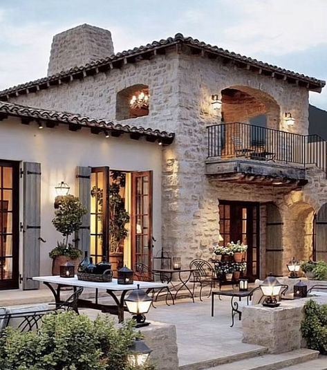 Hacienda Style Homes, Spanish Style Homes, Hacienda Style, Patio Decorating Ideas, Ideas Patio, Mediterranean Home, Spanish House, Mediterranean Homes, Patio Decorating