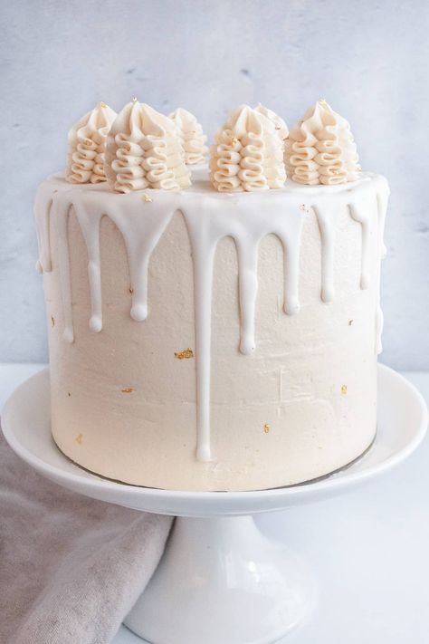 Vegan Vanilla Cake | How To Bake Vegan Easy Vegan Cake, Cake With Drip, Vegan Vanilla Frosting, Vegan Chocolate Frosting, Vegan Vanilla Cake, America Cake, Vegan Buttercream, Vegan Frosting, Dairy Free Treats