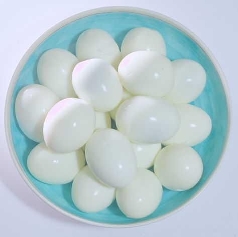 How Long do Peeled Hard-Boiled Eggs Last in the Fridge How Long Do Boiled Eggs Last In Fridge, How To Store Boiled Eggs In Fridge, What To Make With Hard Boiled Eggs, Kwek Kwek, National Egg Day, Peeling Boiled Eggs, Storing Eggs, Telur Rebus, Peeling Hard Boiled Eggs