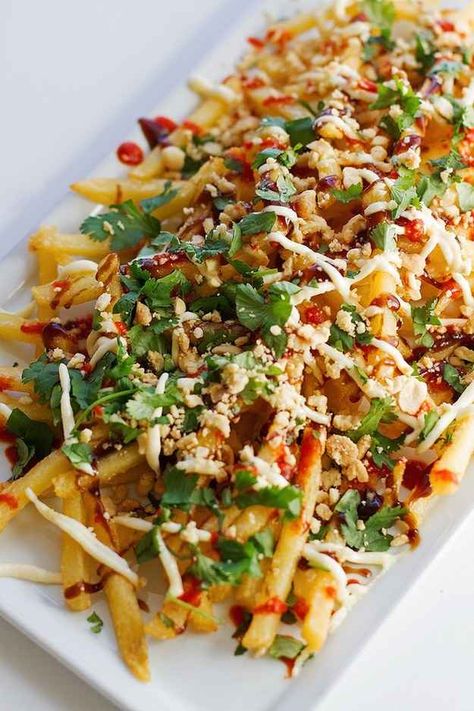 Vietnamese Loaded Fries - Lots of Loaded Fries Recipes! Loaded French Fries Recipe, Loaded Fries Recipe, French Fries Recipe, Garlic Mayo, Loaded Fries, Fries Recipe, Sriracha Sauce, Hoisin Sauce, Vietnamese Recipes