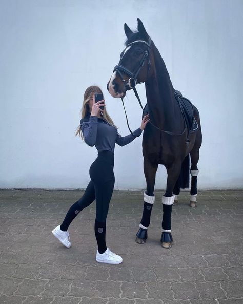 Hunter Jumper Aesthetic, Walk In Shower Tile, Aesthetic Equestrian, Jumper Aesthetic, Jumper Outfits, Equestrian Photography, Equestrian Aesthetic, Horse Riding Clothes, Equestrian Girls