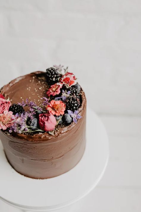 Flowers On Chocolate Cake, Chocolate Flower Cake Decoration, Chocolate Cake Flowers, Naked Chocolate Cake Decoration, High End Desserts, Chocolate Cake Decoration Elegant, Chocolate Cake Decoration Ideas, Chocolate Cinnamon Cake, Chocolate Birthday Cake Decoration