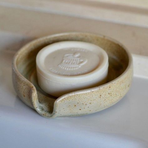 Draining Soap Dish Pottery, Bathroom Clay Decor, Butter Dishes With Lid Pottery, Pottery Soap Holder, Soap Dishes Ceramic, Soapdish Ceramics, Pottery Soap Dish Ideas, Soap Holder Ceramic, Ceramic Dishes Handmade