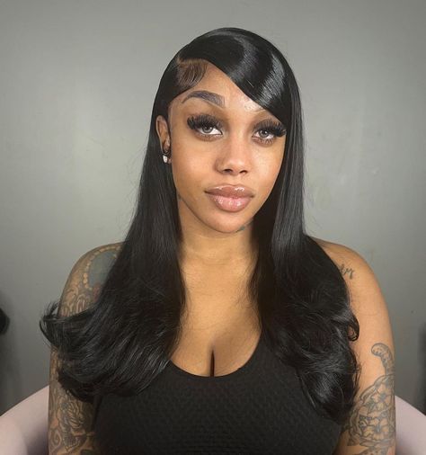 "𝘚𝘪𝘥𝘦 𝘱𝘢𝘳𝘵 𝘴𝘸𝘰𝘰𝘱 𝘸/ 𝘣𝘶𝘮𝘱𝘦𝘥 𝘦𝘯𝘥𝘴" Deep Side Swoop Wig, Swoop Lace Front Wig, Classy Frontal Hairstyles, Straight Wig With Swoop, Side Part Swoop Wig, Side Part Quick Weave Straight, Short Wig Hairstyles For Black Women, Quick Weave Hairstyles Curly, Side Part Swoop