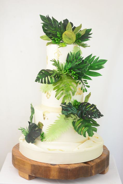 Monstera leaves , breadfruit leaves. Tropical wedding cake sugar art Tropical Wedding Cake, Tropical Wedding Inspiration, Vintage Wedding Cake Topper, White Buttercream, Fiesta Tropical, Buttercream Wedding Cake, Wedding Cakes With Cupcakes, Cake Trends