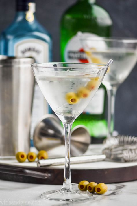 A Gin Martini is a classic cocktail that every at home bartender should know how to make. Only two ingredients, but with my tips, it will be top notch. Martini Cocktail Recipes, Dry Gin Martini, Dirty Martini Recipe, Classic Gin Cocktails, Gin Martini, Low Calorie Cocktails, Martinis Drinks, Gin Cocktail Recipes, Classic Cocktail Recipes