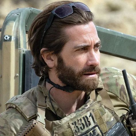 Jake Gyllenhaal's The Covenant Brushed Back Style with Beard. His most iconic haircuts and memorable hairstyles are ruggedly handsome looks that will showcase your features and elevate your appearance. Jake Gyllenhaal Prisoners Haircut, Jake Gyllenhaal Prisoners, Jake Gyllenhaal Hair, Jake Gyllenhaal Beard, Jake Gyllenhaal Haircut, Iconic Haircuts, Quentin Beck, End Of Watch, Jake G