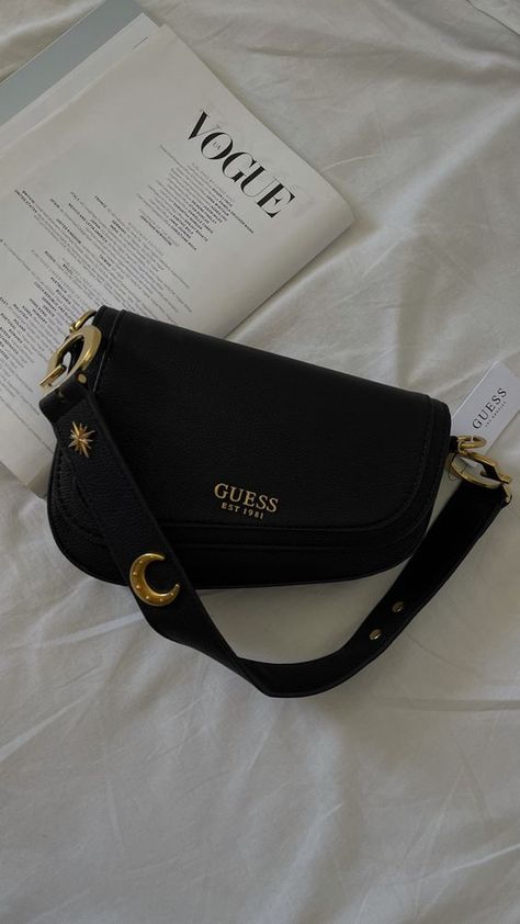 Guess Bags Aesthetic, Guess Bag Outfit, Guess Aesthetic, Purse Aesthetic, Bag Guess, Guess Shoulder Bag, Sacs Tote Bags, Crafted Bag, Trendy Purses