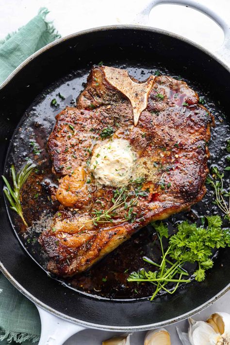 Indulge in the ultimate T-bone steak experience with this recipe! It takes an already awesome cut of meat and cooks it to perfection. The mix of olive oil, spices, and a hot skillet gives you a beautifully seared crust. Top it off with some garlic butter and fresh herbs, then you have the perfect meal ready for any occasion! Delmonico Steak, Steak In Oven, Easy Steak Recipes, Easy Steak, T Bone Steak, Steak And Mushrooms, Garlic Butter Steak, Diner Recept, Steak Butter