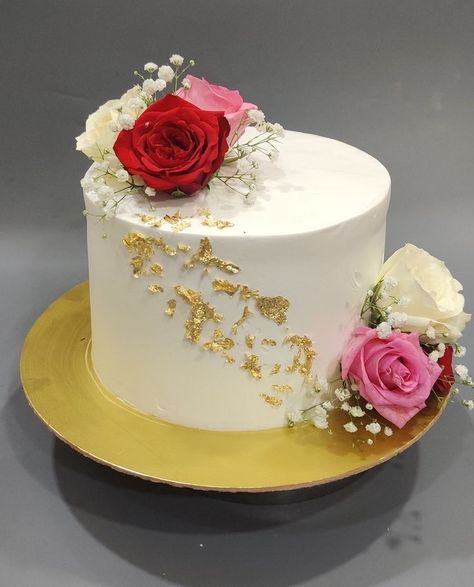 Cakes Design For Anniversary, Birthday Cake Older Woman, Simple Fresh Flower Cake, Anniversary Cake Ideas Simple Easy, Elegant Anniversary Cakes, Simple Cake Designs Birthday Women, Cake Designs For Anniversary, Engagement Cake Designs Simple, Simple Engagement Cake