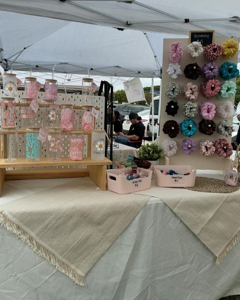 I seriously miss market season! 😭 I can’t wait to get back into it because it’s honestly one of my favorite parts of running my small business. These are some of my favorite things about going to markets! ✨ Setting up every piece of my booth to create my own little “store” ✨ Meeting and chatting with shoppers throughout the market ✨ Getting to know the other local vendors ✨Supporting other small business and getting myself some cute things I am counting down the days till 9/27 (Masterin... Small Business Market Set Up, Craft Show Displays, My Small Business, What Is Your Favorite, Support Small Business, Piece Of Me, My Favorite Things, My Favorite Part, Small Business Marketing