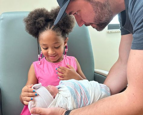 No, you're crying. Big Sister Pictures, Serena Williams Husband, Sweet Post, Alexis Ohanian, Baby Name Reveal, New Baby Names, Proud Parents, Happy News, Sister Pictures