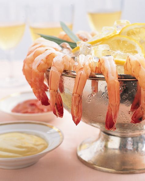 Shrimp Cocktail _ Look for shrimp labeled "flash-frozen" (frozen at sea), which can be purchased in advance & thawed when needed. To serve, arrange shrimp along rim of an ice-filled bowl (or on a platter) accompanied by lemon slices & cocktail sauce or lemon aioli. Cocktail Shrimp Recipes, Sea Foods, Seafood Feast, Lemon Aioli, Graduation Party Foods, Easy Appetizers, Food Appetizers, Cocktail Sauce, Shrimp Cocktail