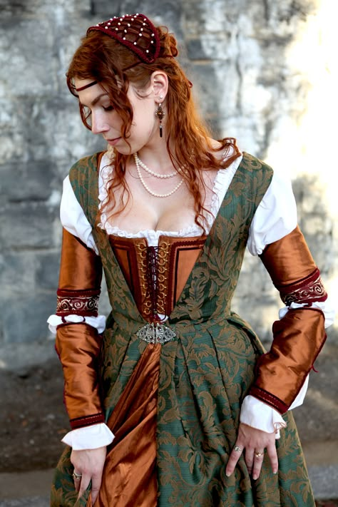 1490's Florentine ensemble in copper silk and green brocade by Samantha Reckford samanthareckford.carbonmade.com- modelled by the artist. Gaun Abad Pertengahan, Fair Outfits, Fest Outfits, Medieval Costume, Medieval Dress, Medieval Clothing, Medieval Fashion, Old Fashion, Fantasy Dress