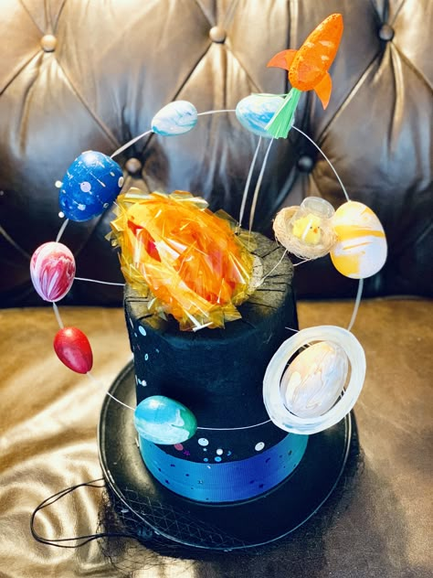 Science Hat Parade Ideas, Space Easter Bonnet, Solar System Hats For Kids, Solar System Hat, Easter Egg Competition Ideas, Science Lab Decorations, Galaxy Hat, Easter Hat Parade, Space Hat