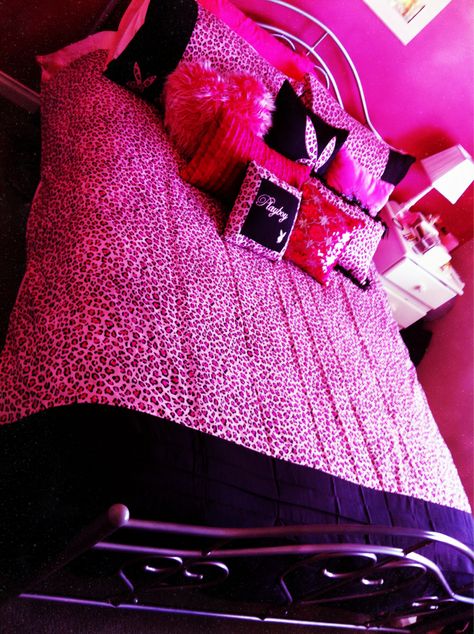 Get the gyaru and e-girl design inspiration you need to revamp your home. 2000s Bedroom, Leopard Print Bedding, 2000s Room, Y2k Bedroom, Y2k Room, Cute Bedroom Ideas, Girly Room, Glam Room, Christmas Bedroom