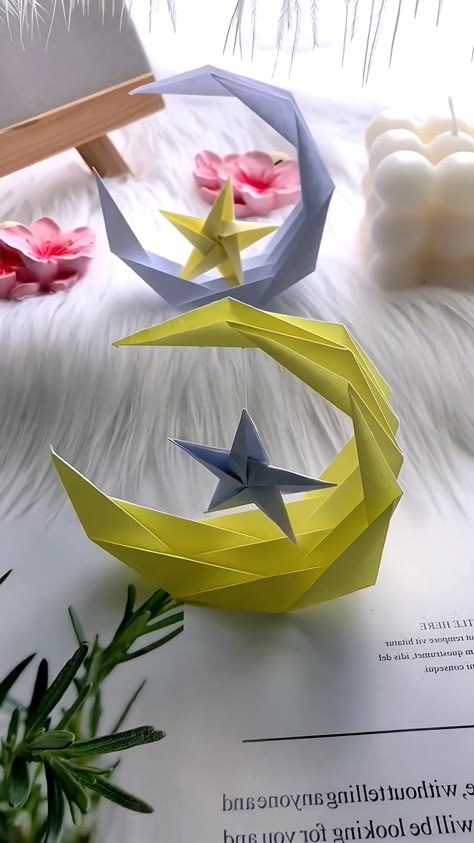 Illuminate your crafting skills with this step-by-step guide on creating an origami moon! 🌙 Whether you're a beginner or a seasoned origami enthusiast, these easy-to-follow instructions will guide you through folding your own lunar masterpiece. Perfect for adding a touch of celestial charm to your home decor or gifting to a fellow stargazer. Let's fold the magic of the moon together! ✨ #OrigamiMoon #DIYCrafts #CelestialCrafting Buku Diy, Kraf Kertas, Creative Origami, Cute Origami, Desain Quilling, Paper Craft Videos, Origami Patterns, Book Crafts Diy, Instruções Origami